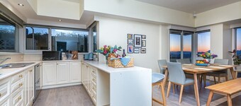 Swan Sea Retreat - Stunning 360 Waterfront views