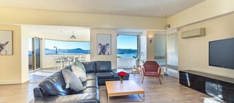 Swan Sea Retreat - Stunning 360 Waterfront views
