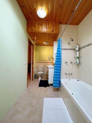 Douche, sèche-cheveux, serviettes fournies