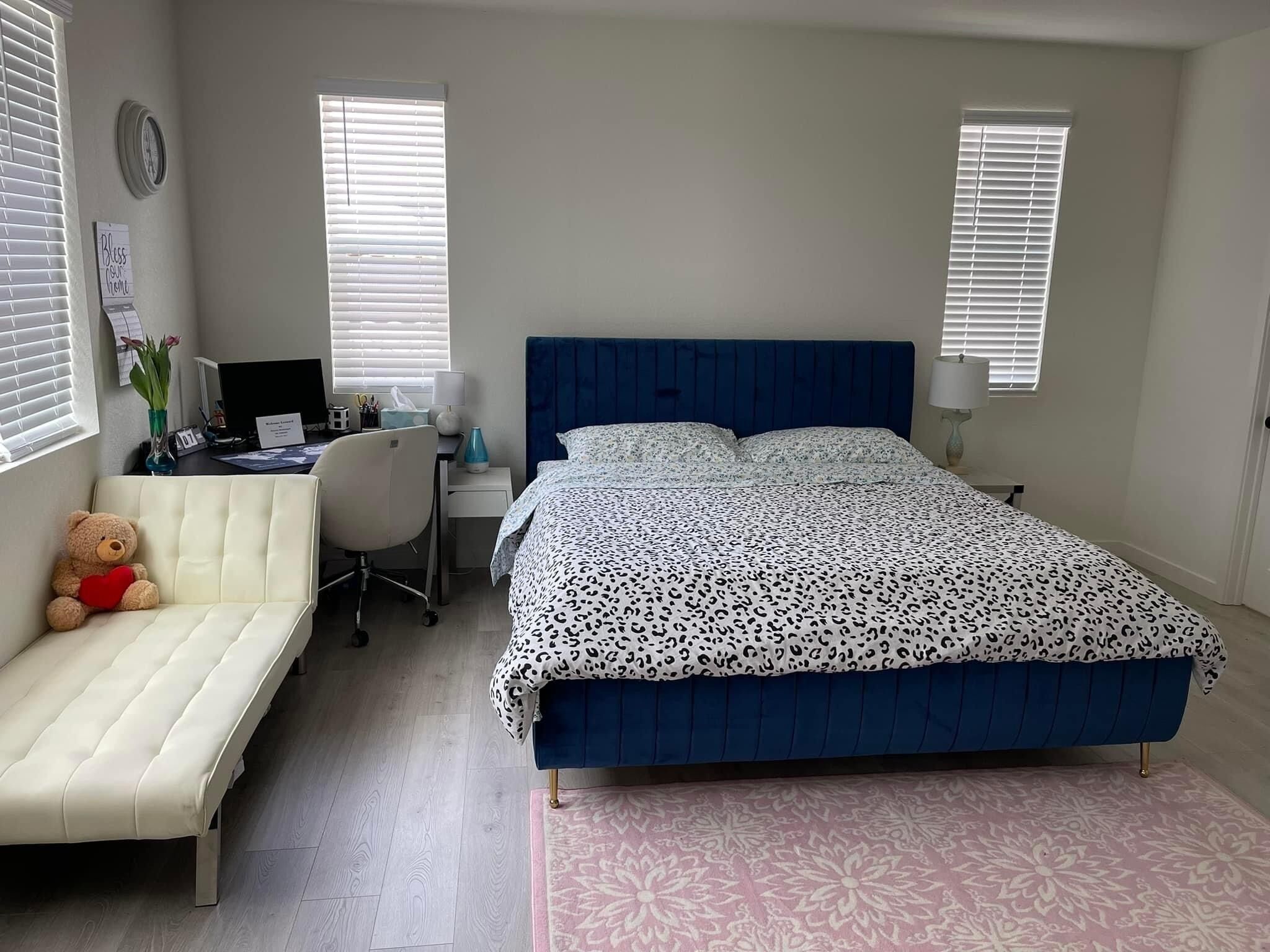 A1- King bed master room with TV at Roseville