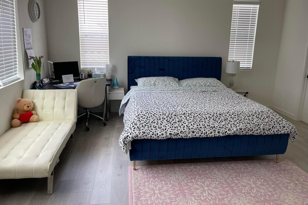 A1- King bed master room with TV at Roseville