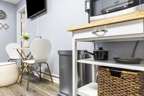 Modern Family Friendly Cozy 2-Bedroom Apartment