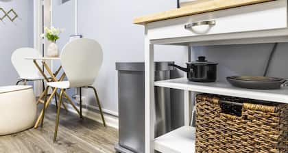 Modern Family Friendly Cozy 2-Bedroom Apartment