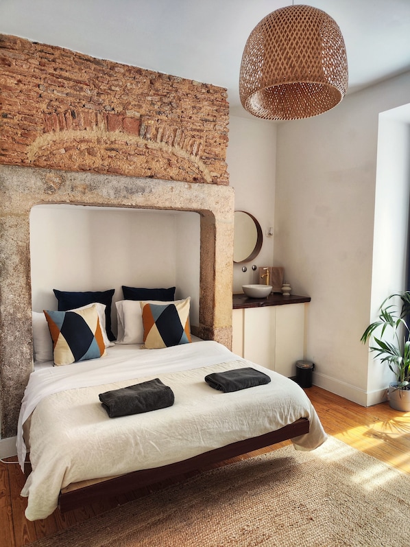 Deluxe Double Room | Iron/ironing board, free WiFi, bed sheets - Lisbon Lounge Hostel (Lisbon)