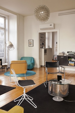 Living area - Lisbon Lounge Hostel (Lisbon)