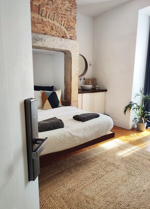 Quarto casal luxo | Ferros/tábuas de passar roupa, Wi-Fi de cortesia, roupa de cama