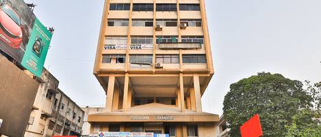 Vista frontal de la propiedad