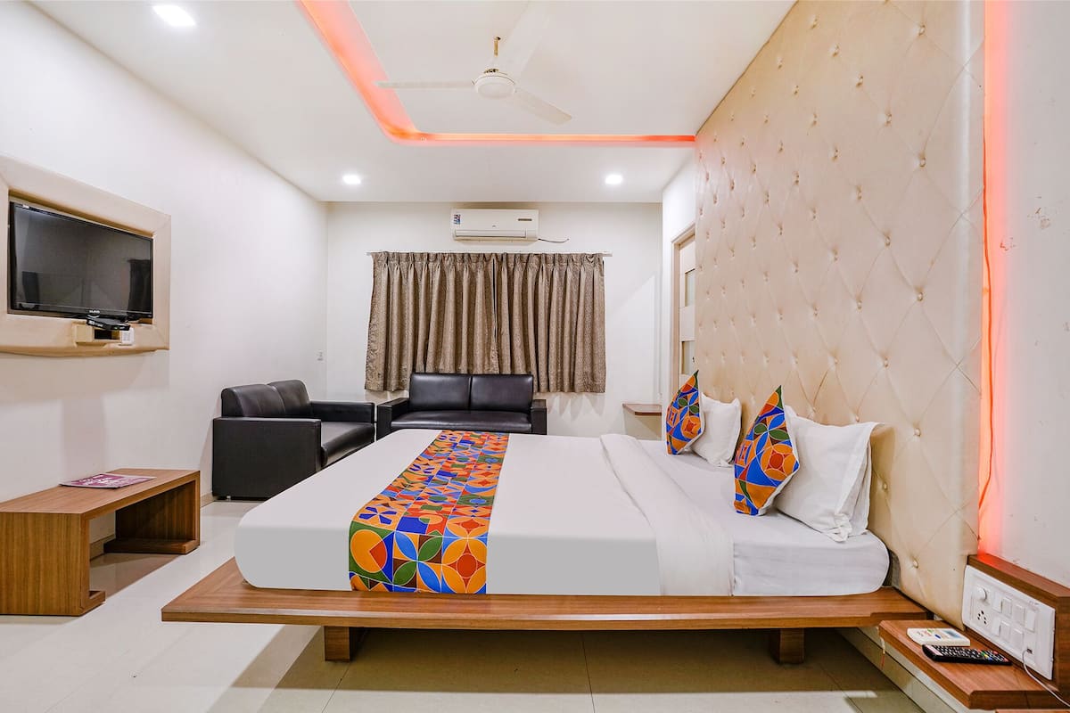 1 bedroom, Egyptian cotton sheets, premium bedding, down duvets