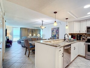 冷蔵庫、電子レンジ、オーブン、コンロ