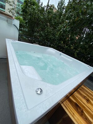 Bañera de hidromasaje exterior