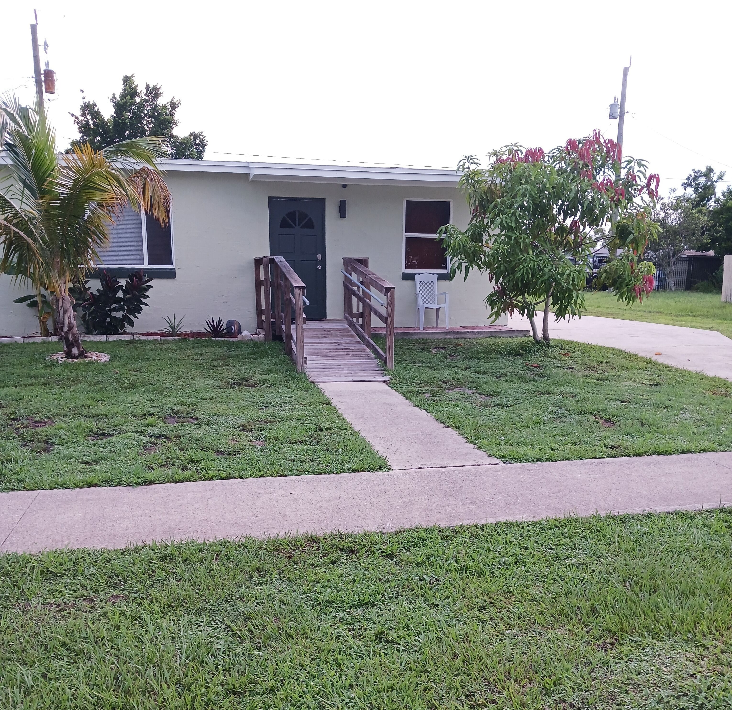 Cozy Bungalow 20 minutes from Gulf Beaches