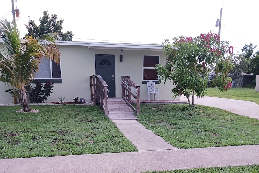 Cozy Bungalow 20 minutes from Gulf Beaches