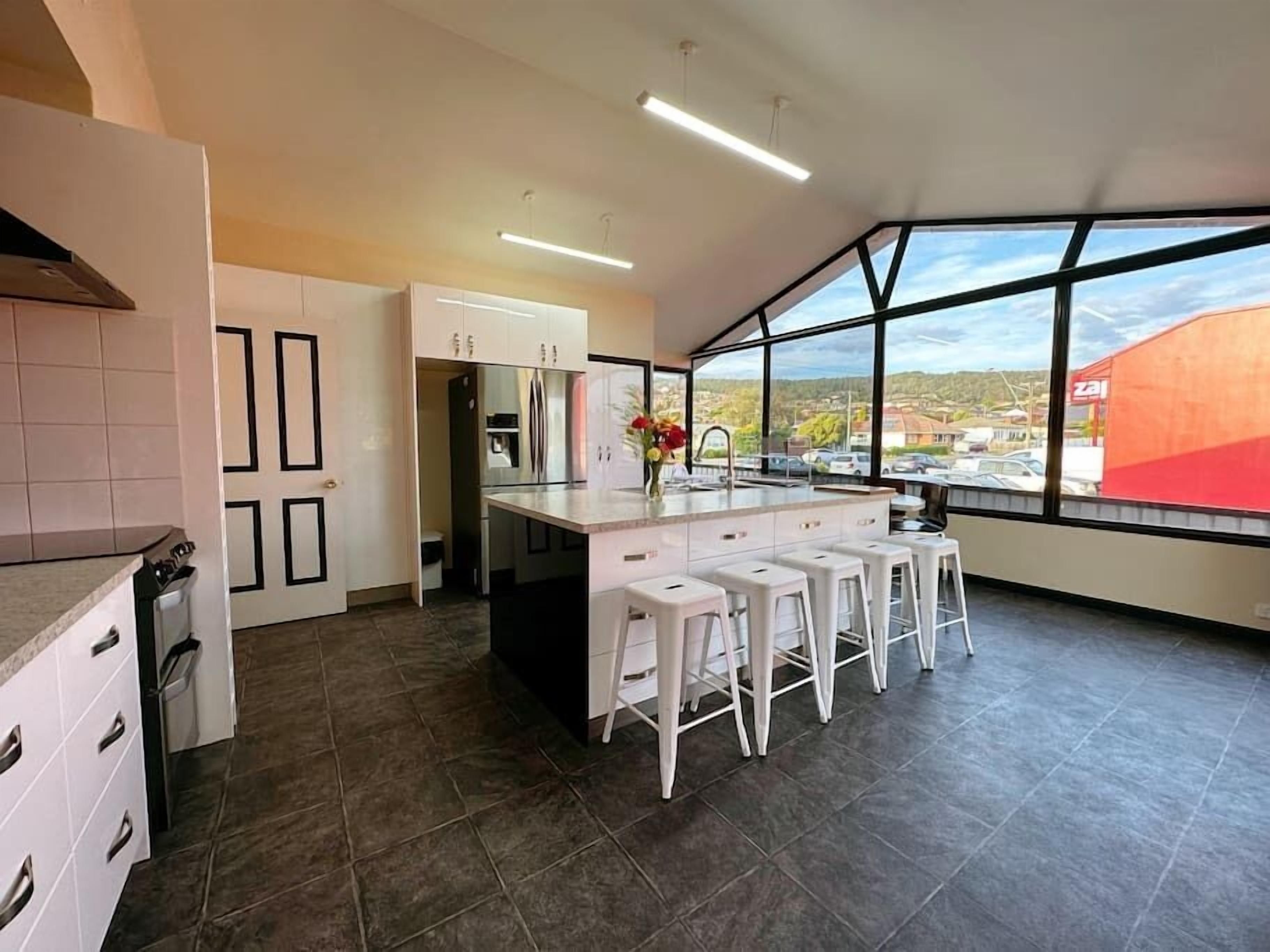 The Roomy Retreat with 6 beds/10 people near city