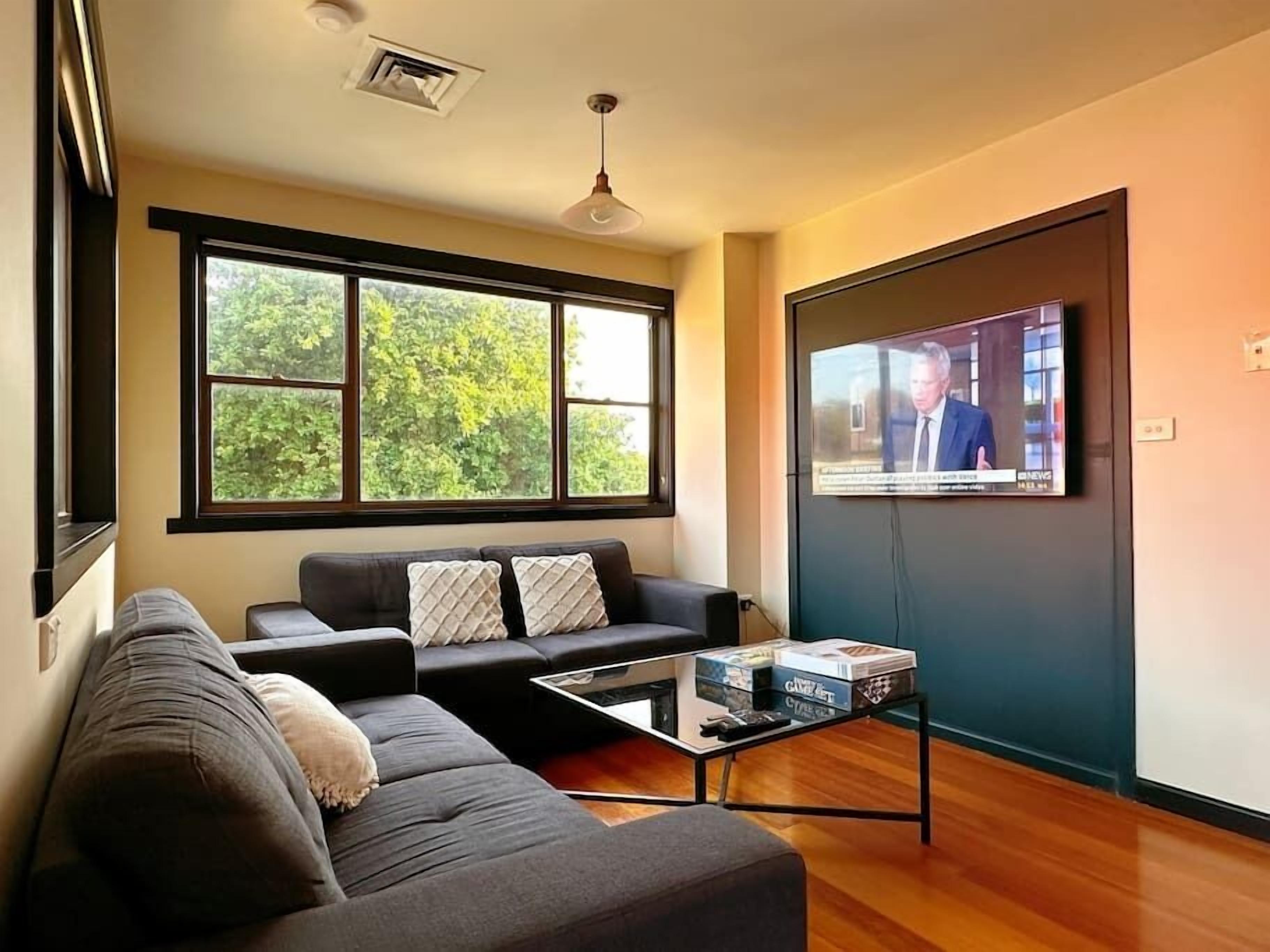 The Roomy Retreat with 6 beds/10 people near city