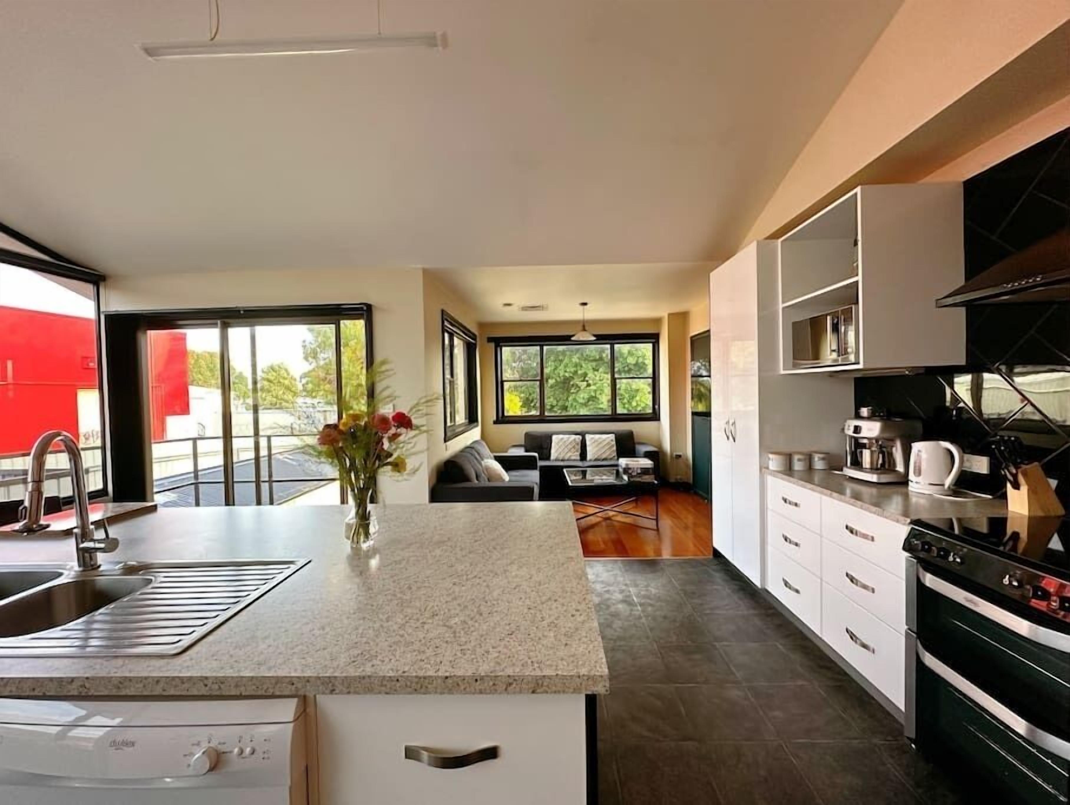 The Roomy Retreat with 6 beds/10 people near city