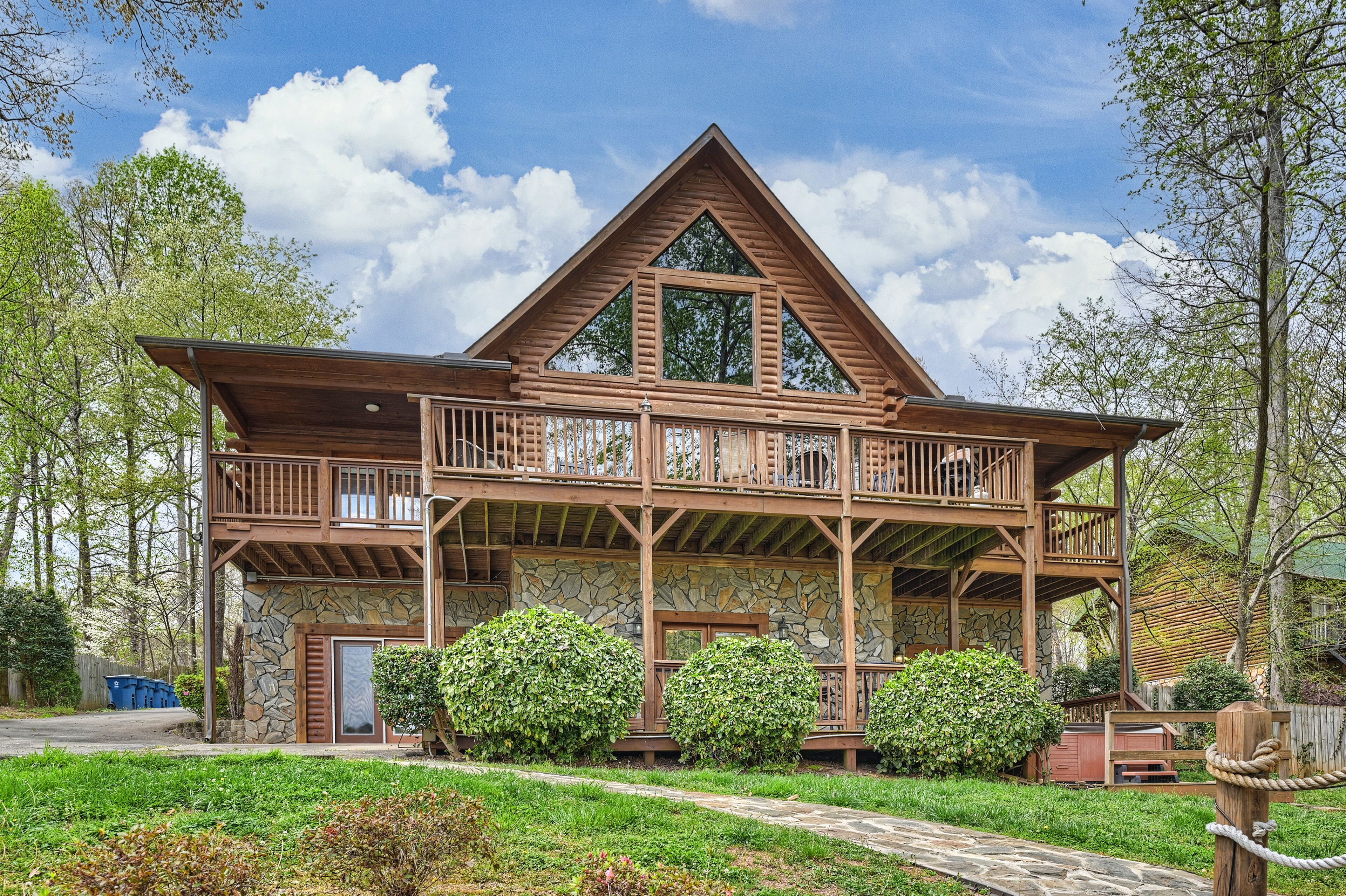 Lakeside Lodge | New management | sleeps 16 | Hot Tub