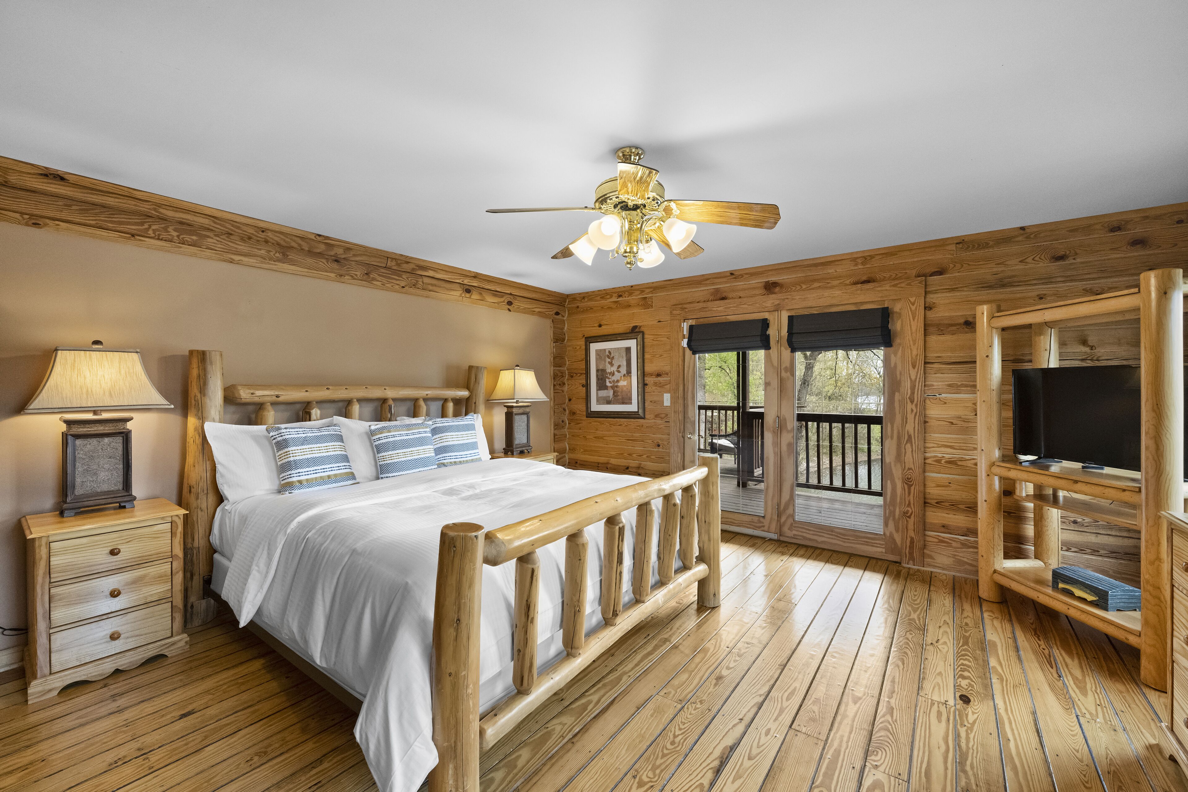Lakeside Lodge | New management | sleeps 16 | Hot Tub