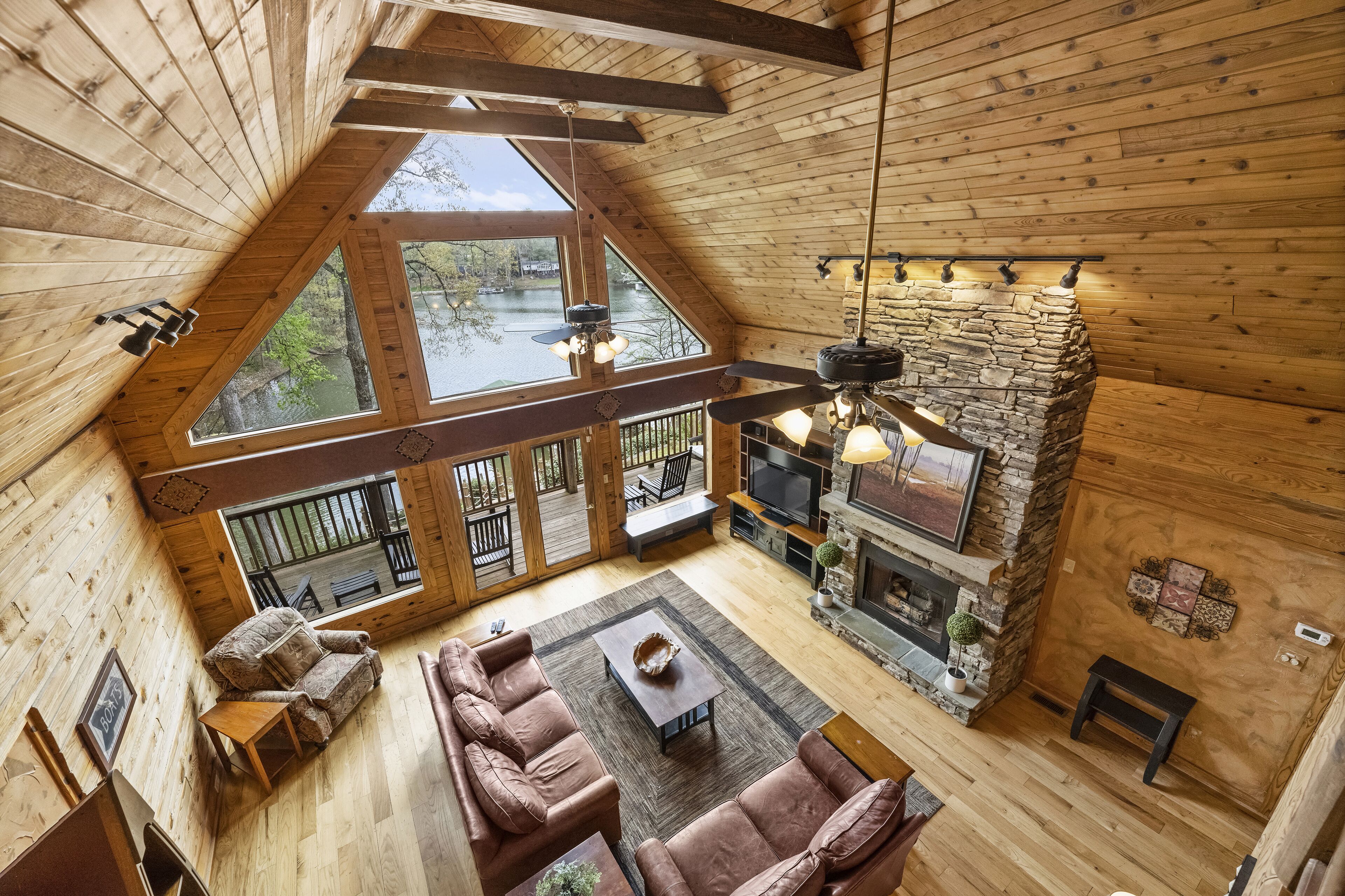 Lakeside Lodge | New management | sleeps 16 | Hot Tub