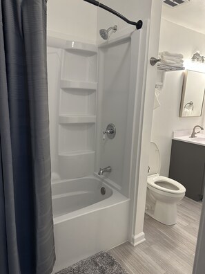 Towels, soap, toilet paper - Lake/Beach Getaway (Remodeled) (Round Lake Beach)