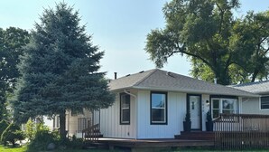 A single-story house with a front porch, a small deck, and a mailbox. - Lake/Beach Getaway (Remodeled) (Round Lake Beach)