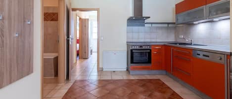 Réfrigérateur, un four, surface de cuisson, lave-vaisselle