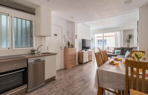 Frigorifero, forno, piano cottura, lavastoviglie