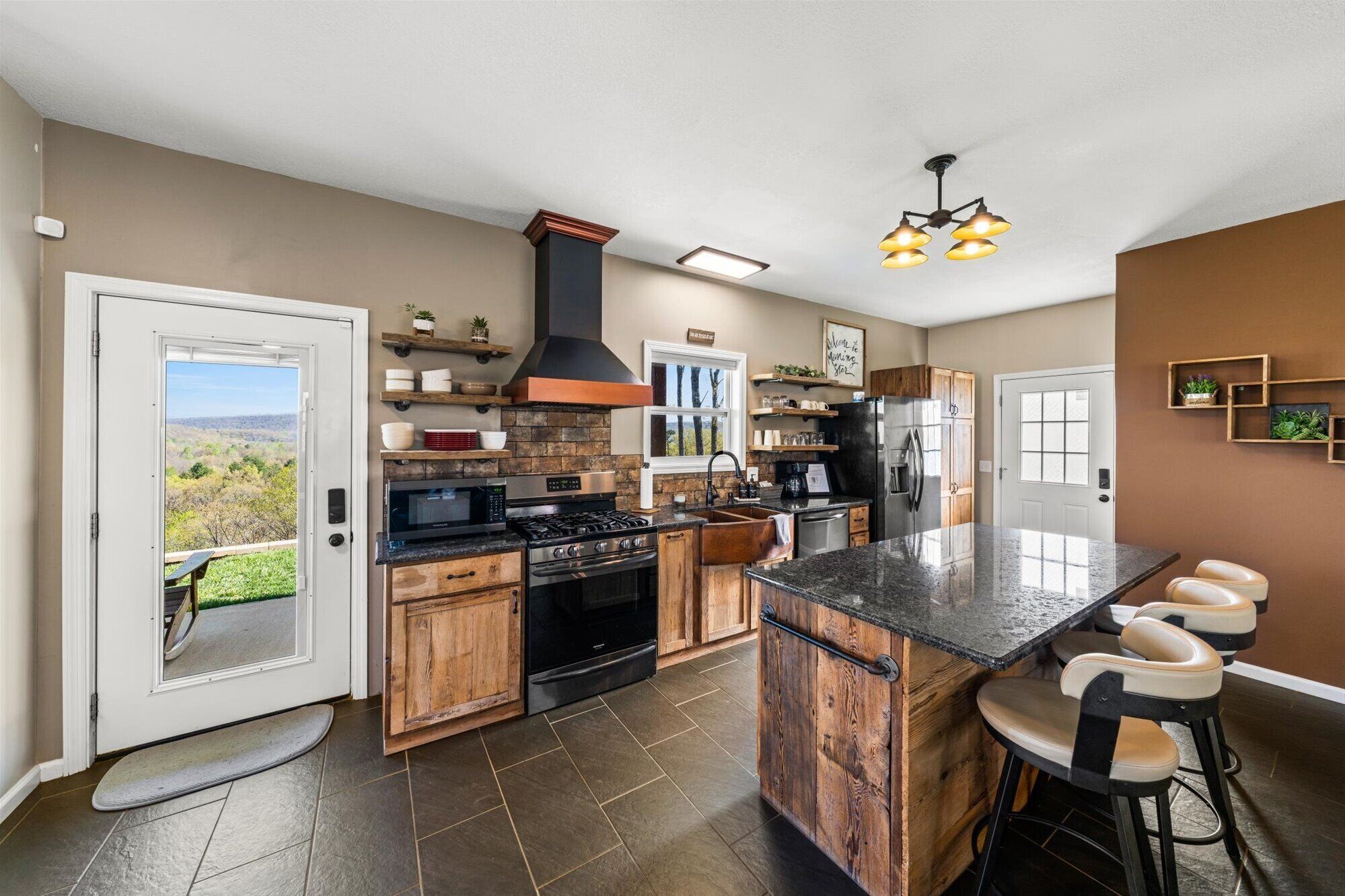 Cozy Mountain Retreat with Amazing Views