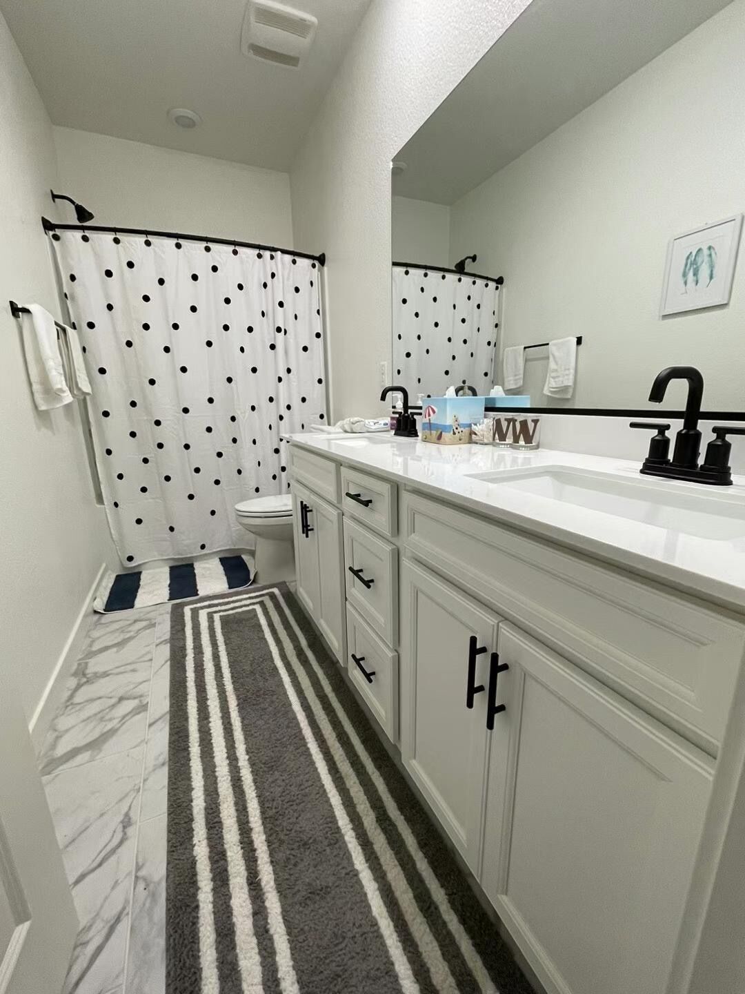 A2- Roseville cozy guest room with queen bed