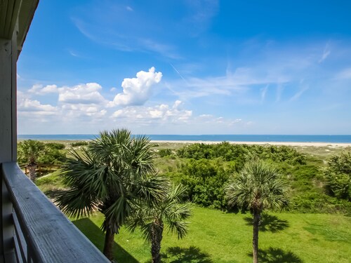 Breath taking ocean views, heated pool access