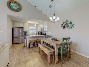 Dining - Walk to the Beach, Shared Heated Pool, Golf Cart Access (Port Aransas)