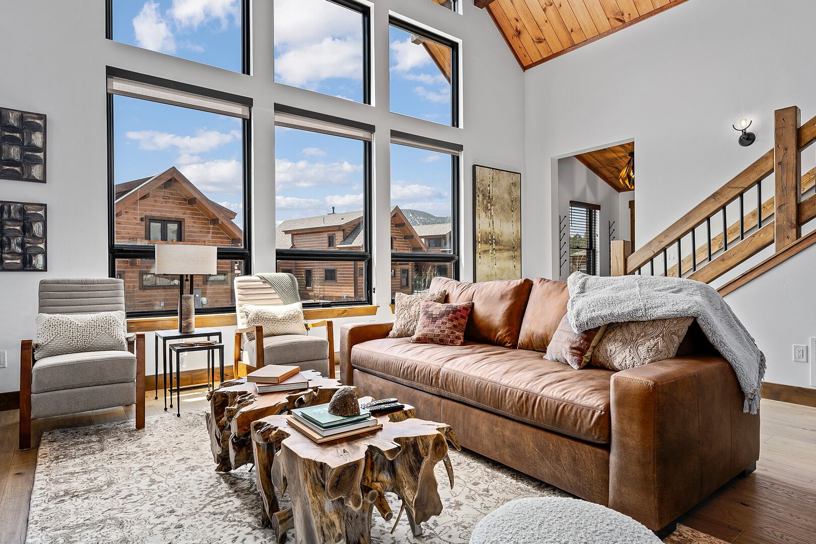 New Luxury Cabin! Fireplace and Jacuzzi!