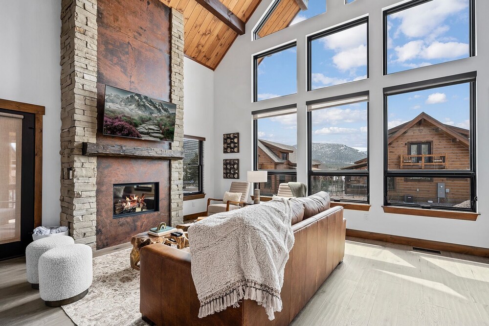 New Luxury Cabin! Fireplace and Jacuzzi!
