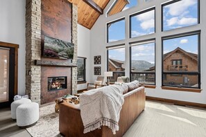 Smart TV, chimenea y estéreo 