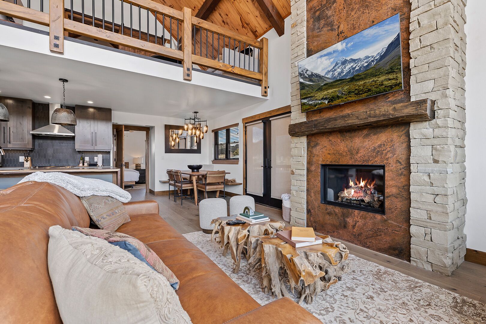 New Luxury Cabin! Fireplace and Jacuzzi!