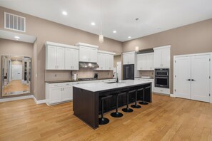 Fridge, microwave, oven, stovetop - Large Open Home - Gourmet Kitchen - Pool Table (Portland)