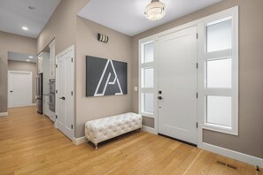 Interior - Large Open Home - Gourmet Kitchen - Pool Table (Portland)