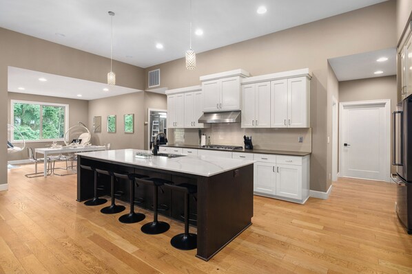 Fridge, microwave, oven, stovetop - Large Open Home - Gourmet Kitchen - Pool Table (Portland)