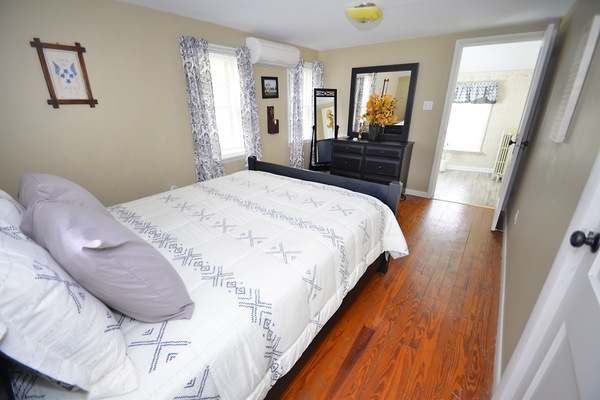 3 habitaciones, tabla de planchar con plancha y cuna de viaje