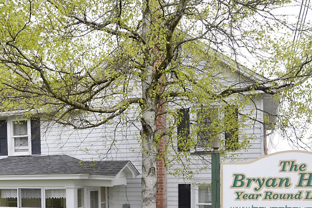 Built in 1832, this 4 bedroom home has a big story to tell!
Boat parking avail.