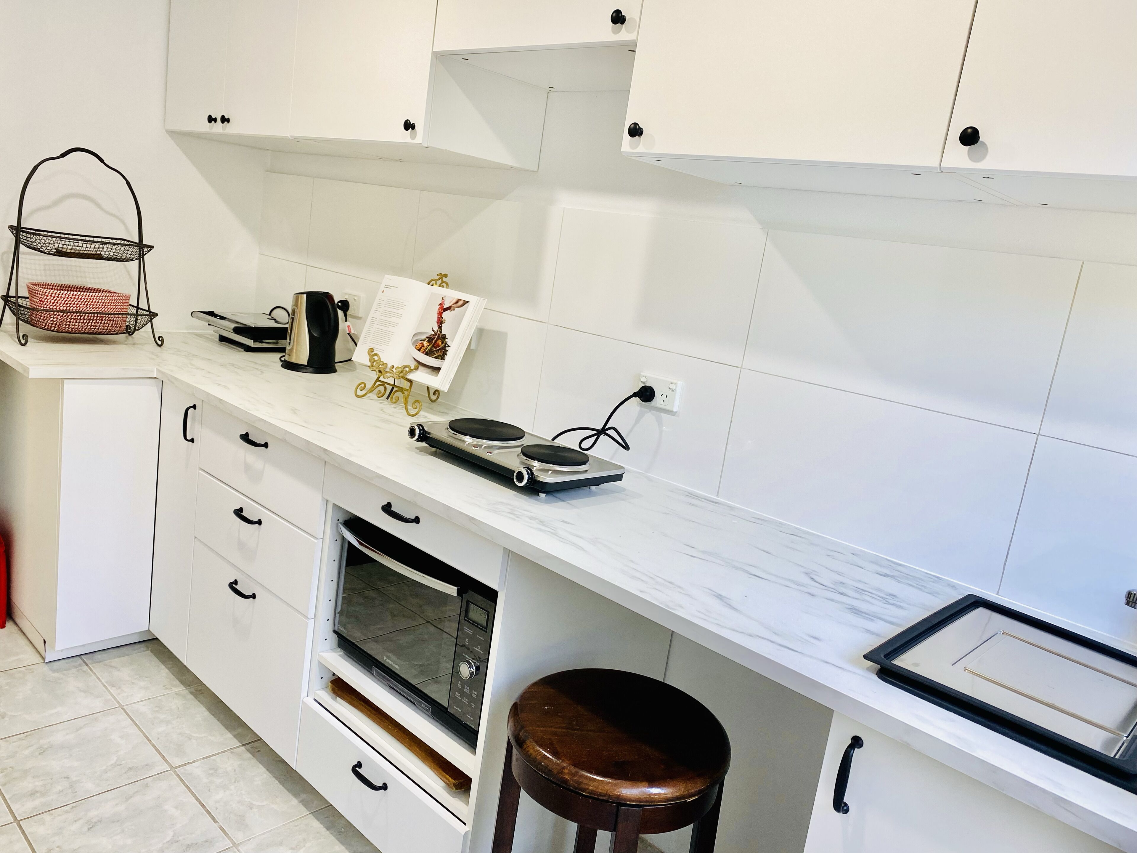 Stylish Self-Contained Guesthouse 5 mins to Trains