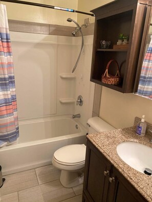 Asciugacapelli, asciugamani, sapone, shampoo