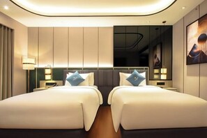 Deluxe-Zweibettzimmer, 2 Schlafzimmer, Poolblick | Minibar, Bügeleisen/Bügelbrett, kostenloses WLAN, Bettwäsche