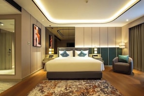 King Bed Junior Suite Pool | 1 bedroom, minibar, iron/ironing board, free WiFi