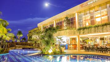 Kolam renang tertutup