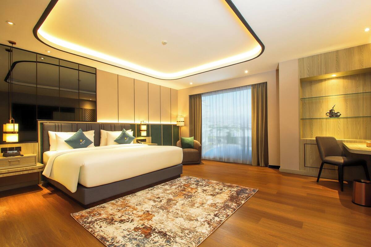King Bed Junior Suite Pool | Minibar, iron/ironing board (on request), WiFi (free), bed sheets