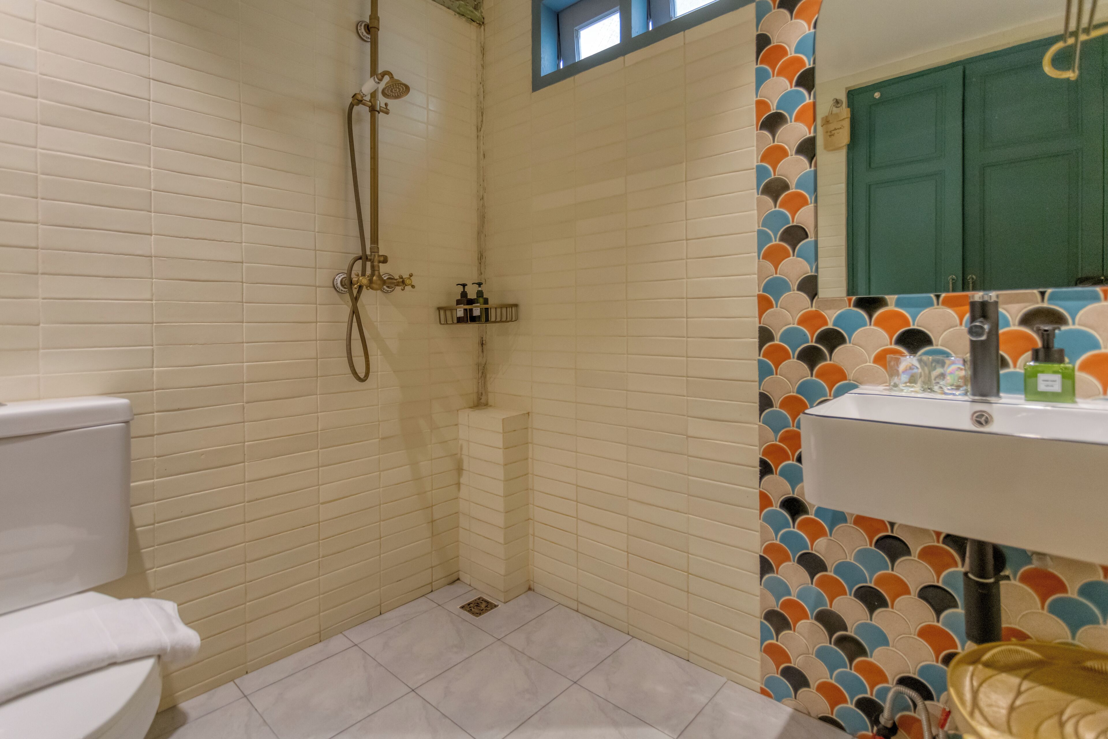 Un baño con inodoro, ducha y lavamanos.