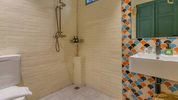 Un baño con inodoro, ducha y lavamanos.