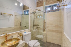 Quarto solteiro econômico | Banheiro | Chuveiro, chuveiro com efeito de chuva, produtos de toalete grátis 