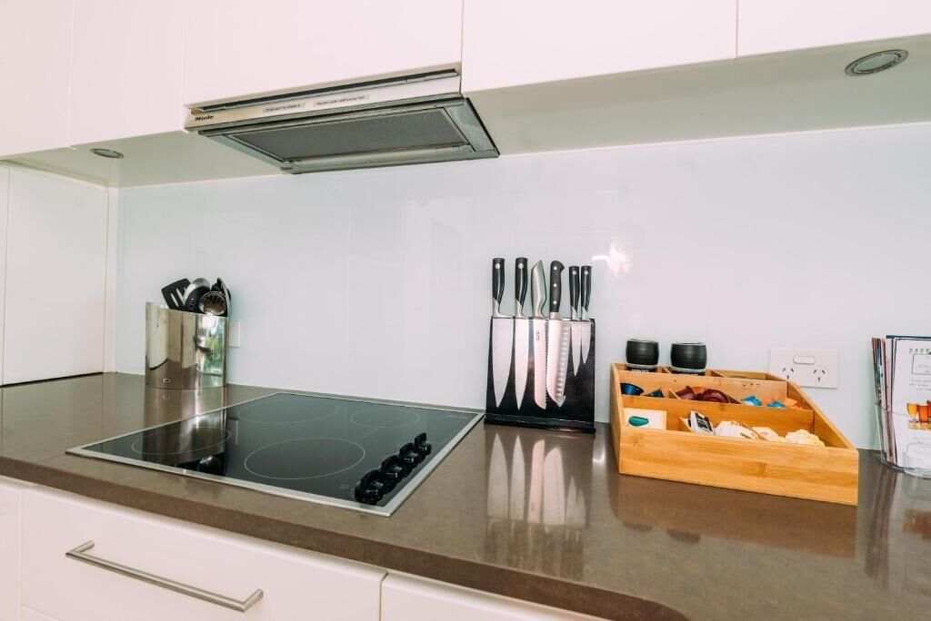 Coffee/tea maker, fridge, microwave, oven