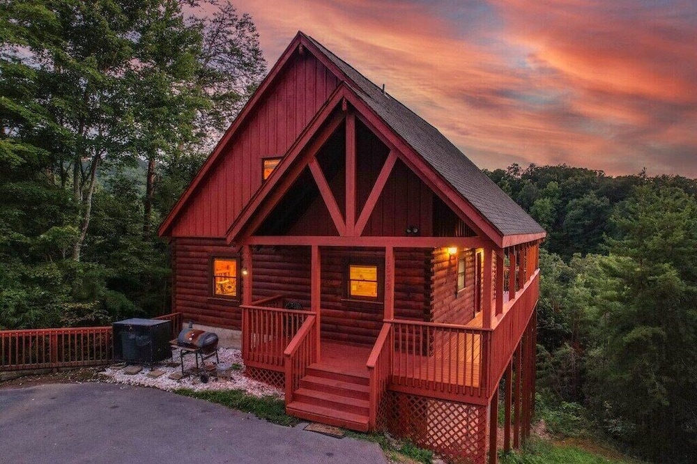 Perfect 2BD Cabin w/ HOT TUB! Game Room + VIEWS!